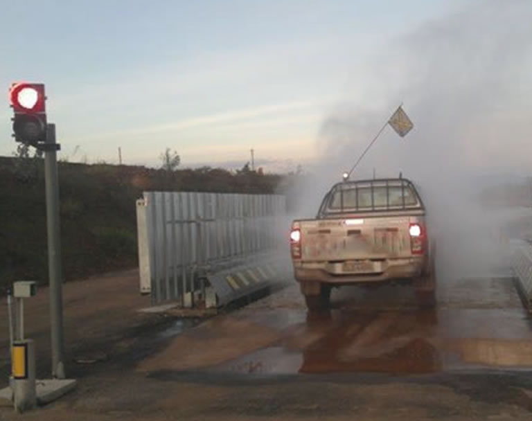 Lavador de rodas e de chassi para limpeza eficiente de veículos industriais e controle de resíduos e de poeira.